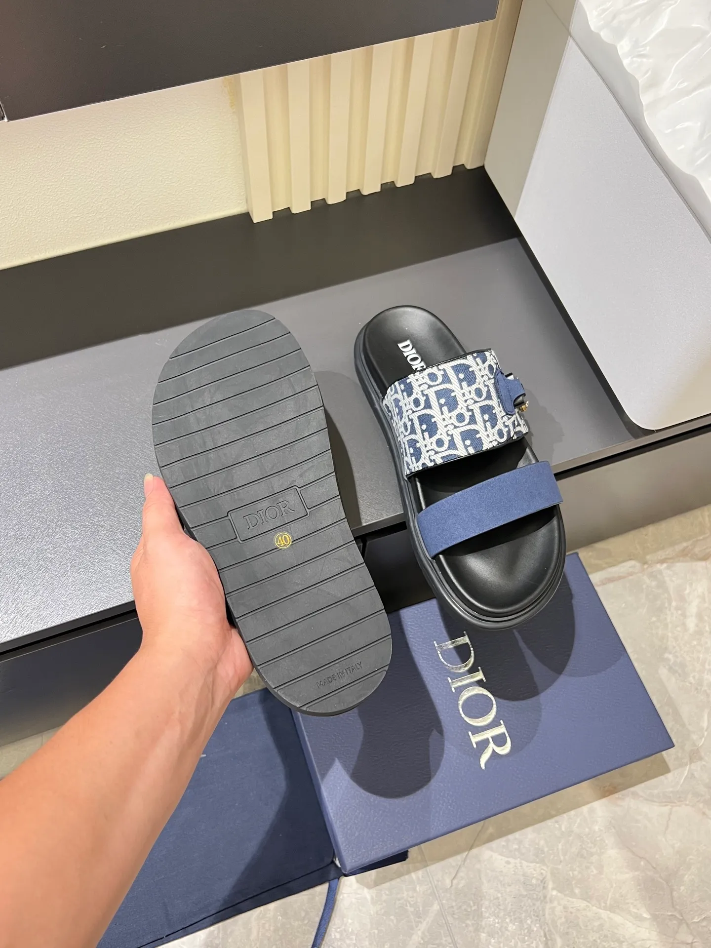 Men's Men's Shoes 💰p320 Dio* Men's Sandals Slippers. Showcasing Dior haute couture design. The Dior gray suede strap is accented with an aluminum Dior buckle for added style. Paired with a comfortable tonal notch sole, they pair easily with shorts or jeans for a sophisticated look. Main body: suede cow leather, technical fabric lining: cow leather, with adjustable straps, aluminum Dior buckle, Dior gray EVA insole, tonal notched rubber outsole splicing structure, size: 38-44 (customized at 45.46)